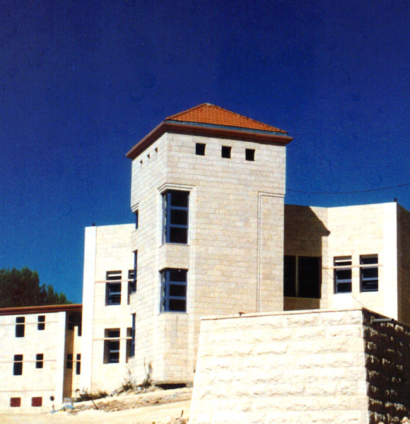 מבנה בית הספר הראשי; מבט ממזרח